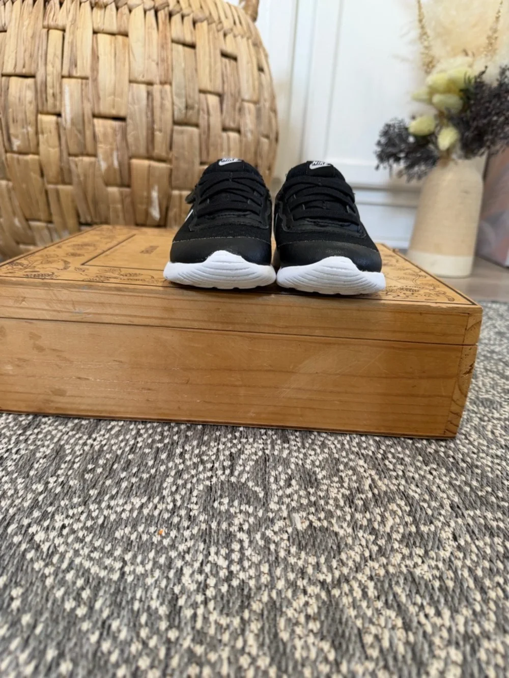 Nike Tanjun EasyOn toddler sneakers Size 6C in black and white